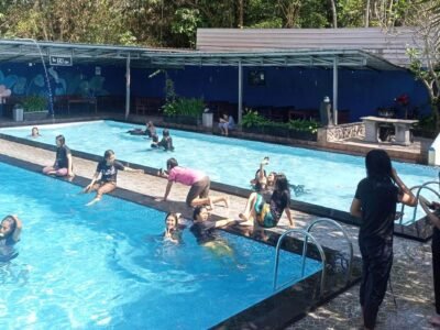 Kegiatan Renang Siswi RTS di Kolam Renang HD Cangkringan