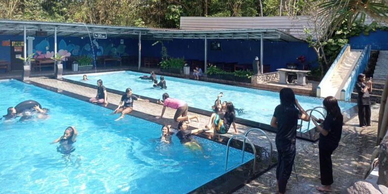Kegiatan Renang Siswi RTS di Kolam Renang HD Cangkringan